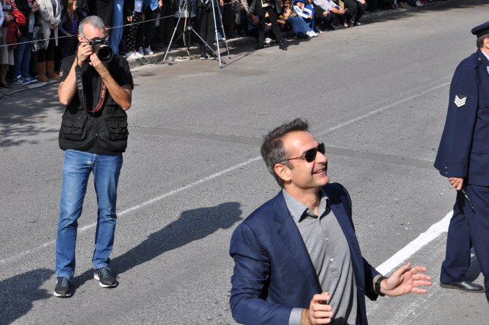 Ο Μητσοτάκης στην παρέλαση του σχολείου της κόρης του [εικόνες] | iefimerida.gr 2