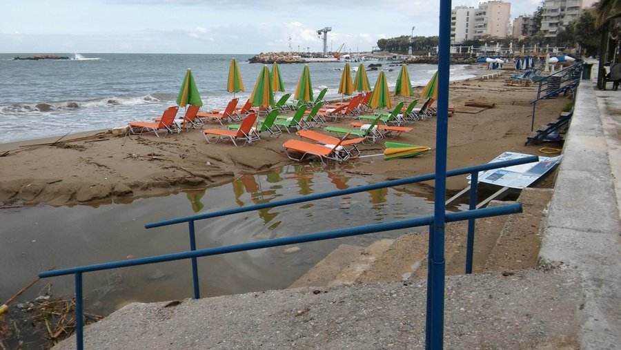Ο «Δαίδαλος» στα Χανιά κατέστρεψε δρόμους, σπίτια, παραλίες [εικόνες] | iefimerida.gr 1
