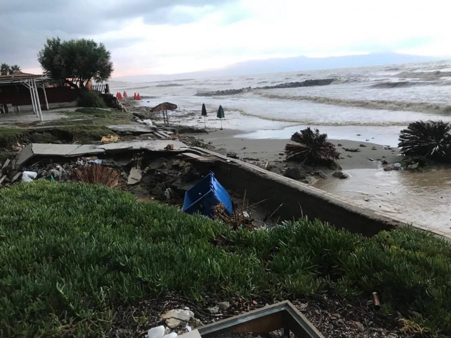Ο «Δαίδαλος» στα Χανιά κατέστρεψε δρόμους, σπίτια, παραλίες [εικόνες] | iefimerida.gr 8