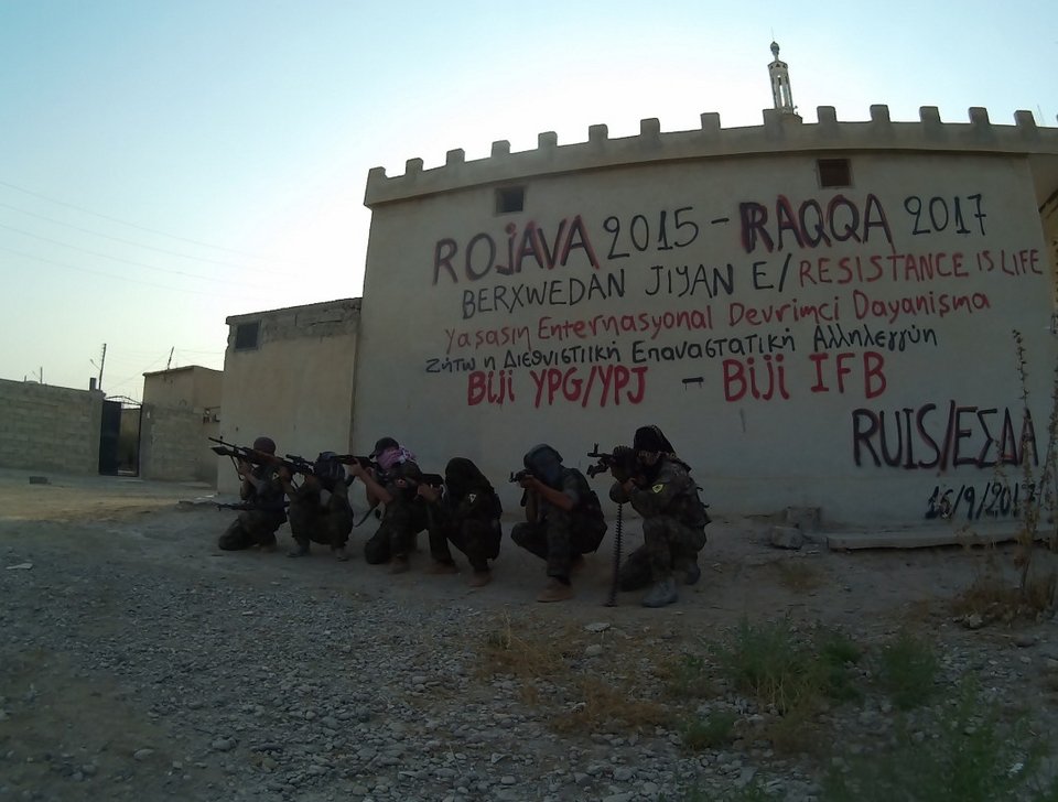 Η μυστηριώδης ελληνική οργάνωση αναρχικών που πολεμάει στη Ράκα κατά των τζιχαντιστών [εικόνες] | iefimerida.gr 0