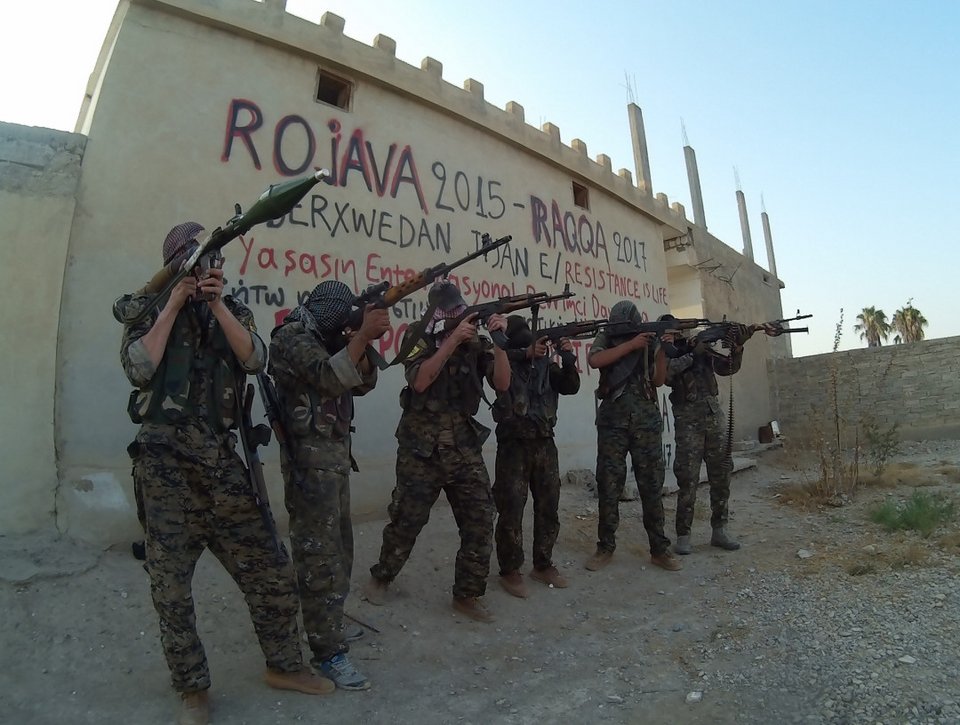 Η μυστηριώδης ελληνική οργάνωση αναρχικών που πολεμάει στη Ράκα κατά των τζιχαντιστών [εικόνες] | iefimerida.gr 2