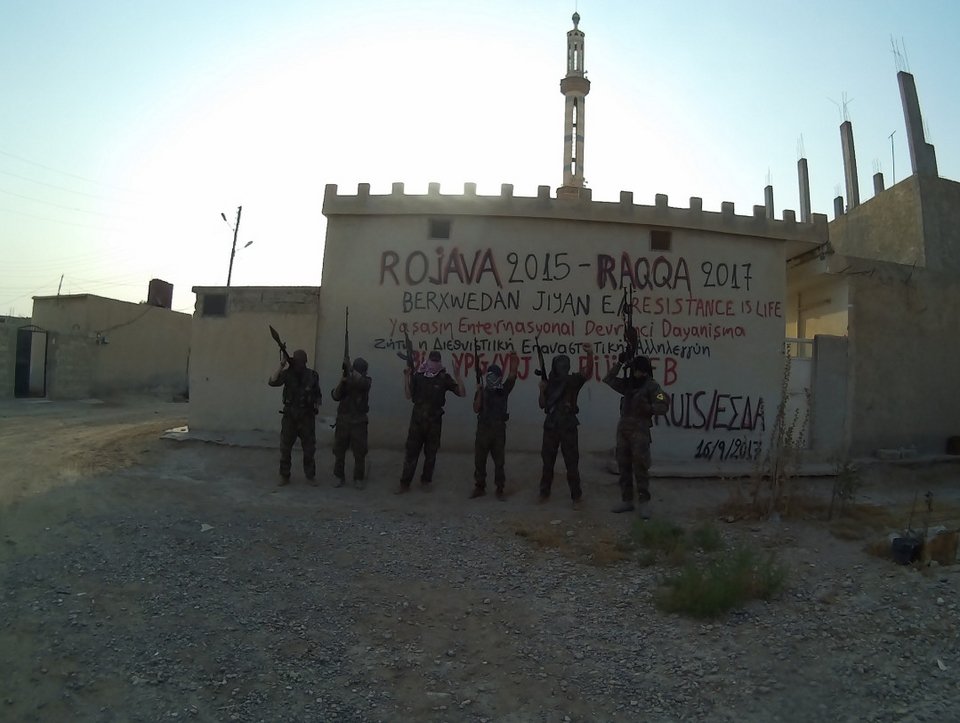 Η μυστηριώδης ελληνική οργάνωση αναρχικών που πολεμάει στη Ράκα κατά των τζιχαντιστών [εικόνες] | iefimerida.gr 1