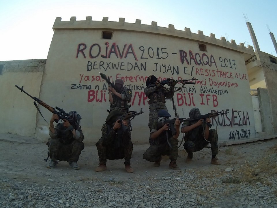 Η μυστηριώδης ελληνική οργάνωση αναρχικών που πολεμάει στη Ράκα κατά των τζιχαντιστών [εικόνες] | iefimerida.gr 3