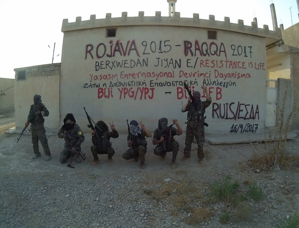 Η μυστηριώδης ελληνική οργάνωση αναρχικών που πολεμάει στη Ράκα κατά των τζιχαντιστών [εικόνες] | iefimerida.gr 4