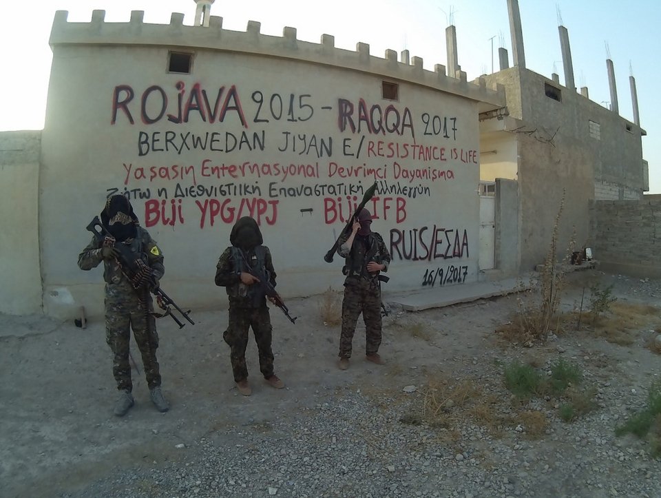 Η μυστηριώδης ελληνική οργάνωση αναρχικών που πολεμάει στη Ράκα κατά των τζιχαντιστών [εικόνες] | iefimerida.gr 5