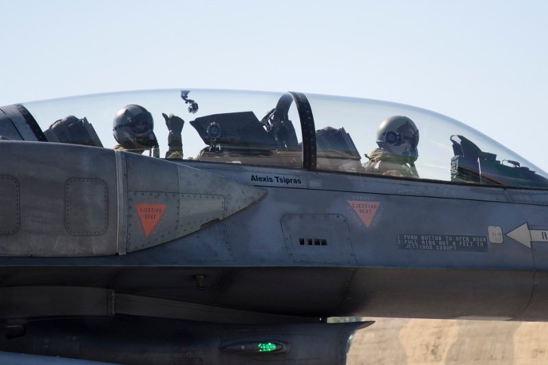 Δείτε τον Τσίπρα με στολή πιλότου να πετά με F-16 [εικόνες&βίντεο] | iefimerida.gr 6