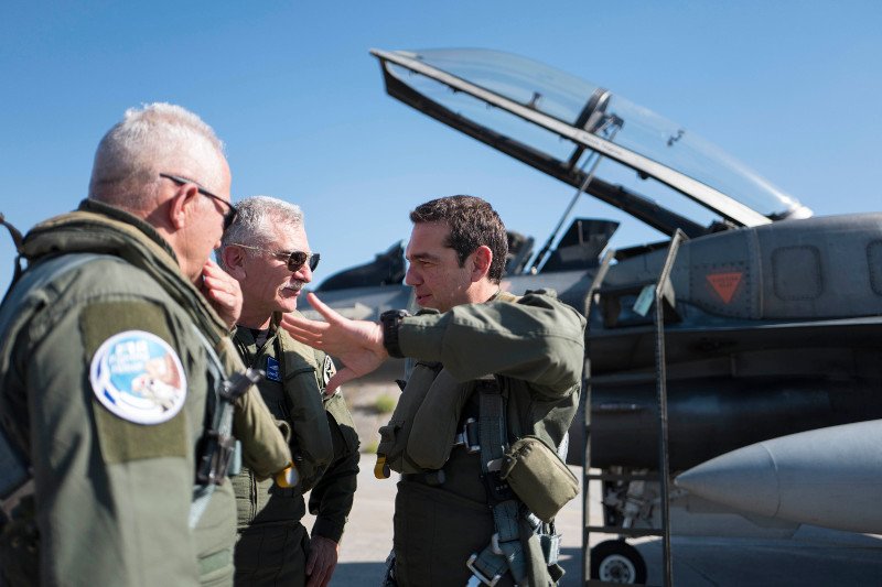 Δείτε τον Τσίπρα με στολή πιλότου να πετά με F-16 [εικόνες&βίντεο] | iefimerida.gr 10