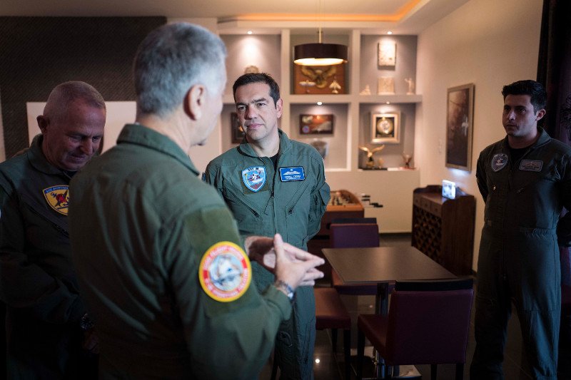 Δείτε τον Τσίπρα με στολή πιλότου να πετά με F-16 [εικόνες&βίντεο] | iefimerida.gr 2