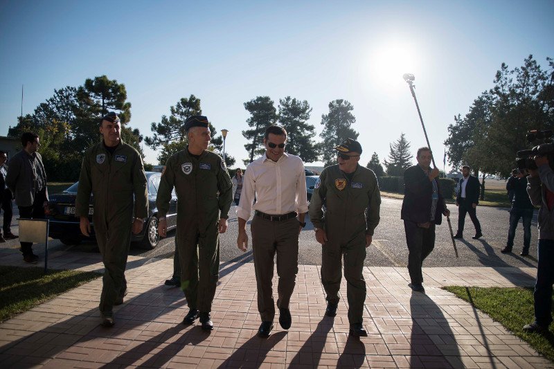 Δείτε τον Τσίπρα με στολή πιλότου να πετά με F-16 [εικόνες&βίντεο] | iefimerida.gr 1