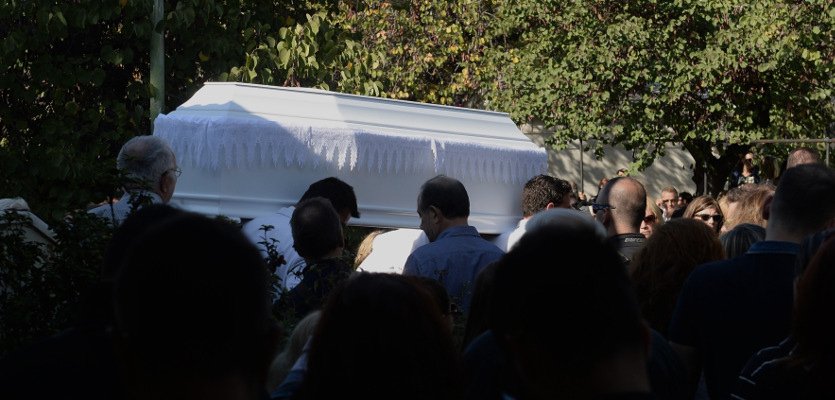 Μοίρασαν κουφέτα στην κηδεία της 32χρονης -Σε λευκό φέρετρο την οδήγησαν στην τελευταία κατοικία της | iefimerida.gr 1
