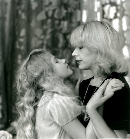 Τι απέγινε η Εύα Ιονέσκο: Η «σκοτεινή» μητέρα της την είχε μετατρέψει σε ίνδαλμα-νυμφίδιο [εικόνες] | iefimerida.gr 17