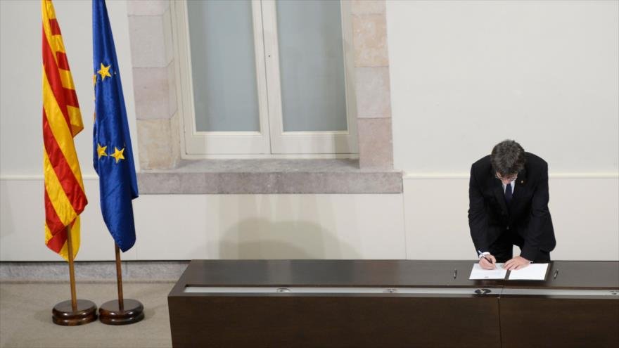 «Πάγωσε» η ανεξαρτητοποίηση -Εξαλλοι οι οπαδοί του Πουτζδεμόν, αντιδρά η Ισπανία | iefimerida.gr 0
