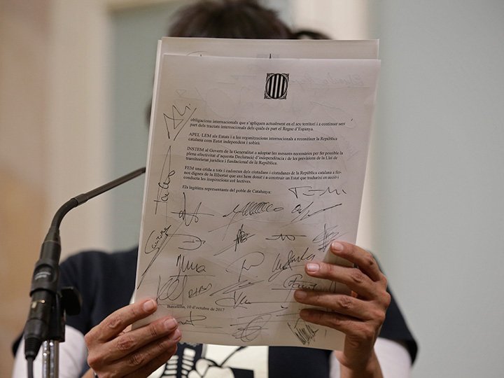 «Πάγωσε» η ανεξαρτητοποίηση -Εξαλλοι οι οπαδοί του Πουτζδεμόν, αντιδρά η Ισπανία | iefimerida.gr 1