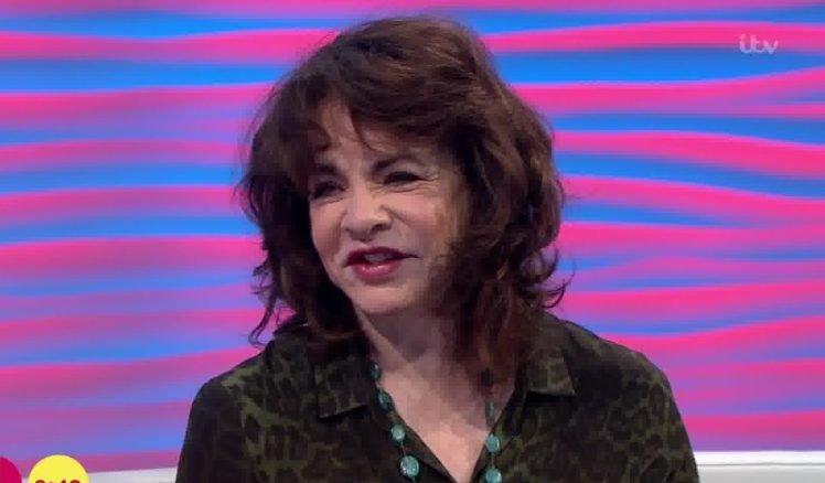 Παραμορφωμένη από τις πλαστικές η πρωταγωνίστρια του Grease- Τα social media την έκαναν... φέτες [εικόνες] | iefimerida.gr 3