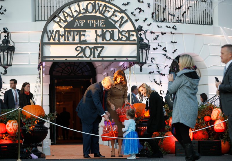 Αυτή είναι η πρώτη φωτογραφία στην οποία η Μελάνια Τραμπ δεν είναι ανέκφραστη -Halloween στο Λευκό Οίκο [εικόνες] | iefimerida.gr 11