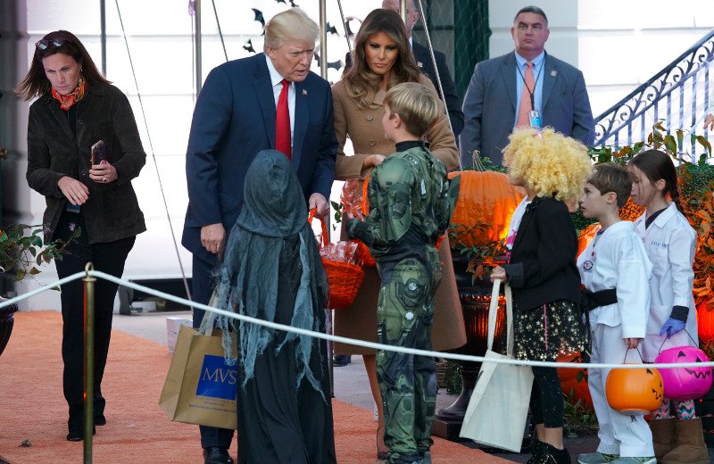 Αυτή είναι η πρώτη φωτογραφία στην οποία η Μελάνια Τραμπ δεν είναι ανέκφραστη -Halloween στο Λευκό Οίκο [εικόνες] | iefimerida.gr 17