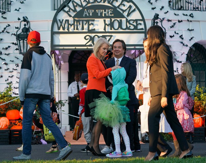 Αυτή είναι η πρώτη φωτογραφία στην οποία η Μελάνια Τραμπ δεν είναι ανέκφραστη -Halloween στο Λευκό Οίκο [εικόνες] | iefimerida.gr 10