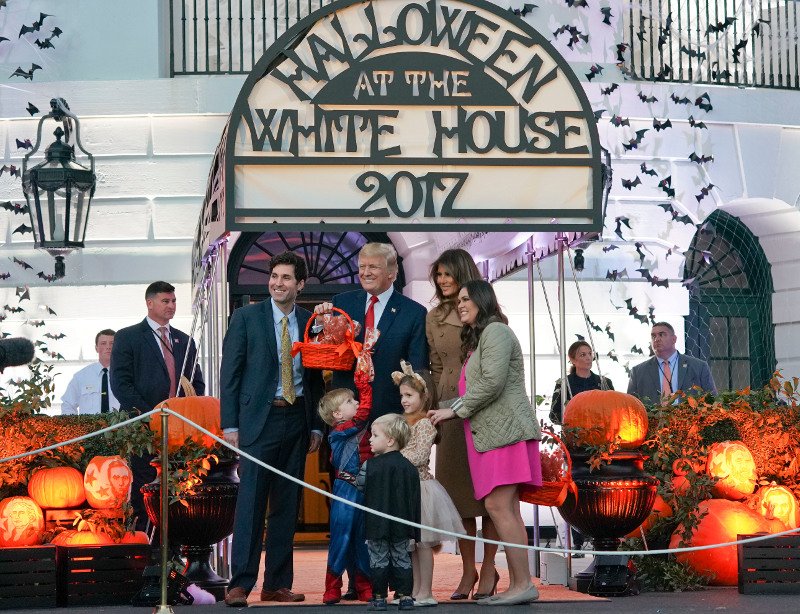 Αυτή είναι η πρώτη φωτογραφία στην οποία η Μελάνια Τραμπ δεν είναι ανέκφραστη -Halloween στο Λευκό Οίκο [εικόνες] | iefimerida.gr 7