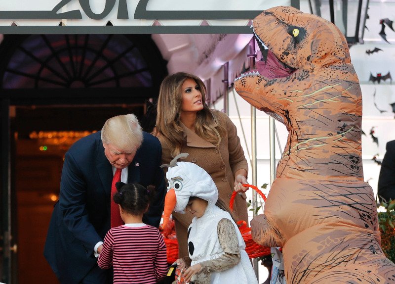 Αυτή είναι η πρώτη φωτογραφία στην οποία η Μελάνια Τραμπ δεν είναι ανέκφραστη -Halloween στο Λευκό Οίκο [εικόνες] | iefimerida.gr 2