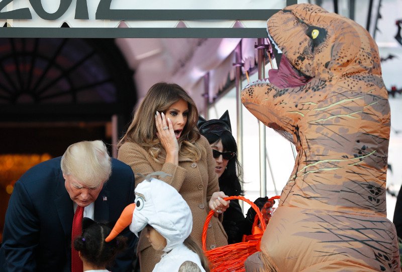 Αυτή είναι η πρώτη φωτογραφία στην οποία η Μελάνια Τραμπ δεν είναι ανέκφραστη -Halloween στο Λευκό Οίκο [εικόνες] | iefimerida.gr 3