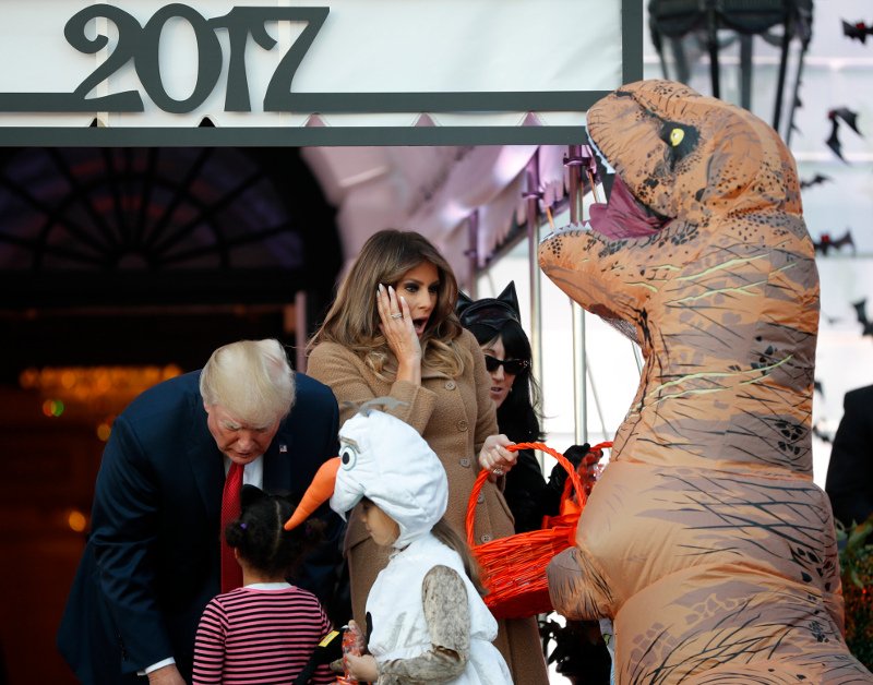 Αυτή είναι η πρώτη φωτογραφία στην οποία η Μελάνια Τραμπ δεν είναι ανέκφραστη -Halloween στο Λευκό Οίκο [εικόνες] | iefimerida.gr 4