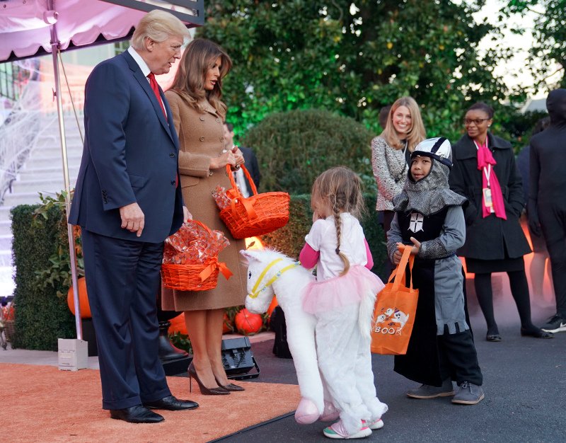Αυτή είναι η πρώτη φωτογραφία στην οποία η Μελάνια Τραμπ δεν είναι ανέκφραστη -Halloween στο Λευκό Οίκο [εικόνες] | iefimerida.gr 12