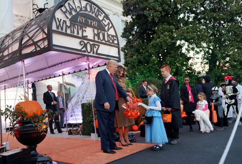 Αυτή είναι η πρώτη φωτογραφία στην οποία η Μελάνια Τραμπ δεν είναι ανέκφραστη -Halloween στο Λευκό Οίκο [εικόνες] | iefimerida.gr 14