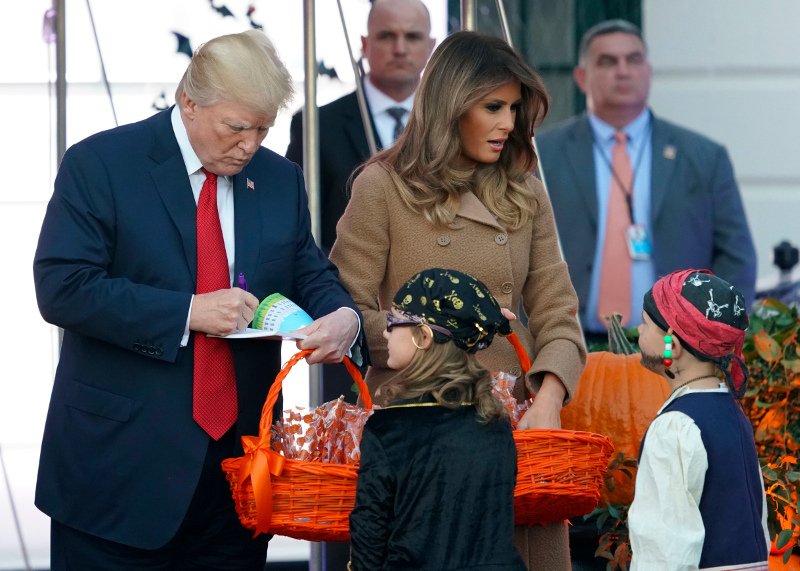 Αυτή είναι η πρώτη φωτογραφία στην οποία η Μελάνια Τραμπ δεν είναι ανέκφραστη -Halloween στο Λευκό Οίκο [εικόνες] | iefimerida.gr 15