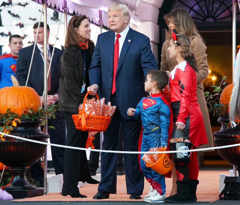 Αυτή είναι η πρώτη φωτογραφία στην οποία η Μελάνια Τραμπ δεν είναι ανέκφραστη -Halloween στο Λευκό Οίκο [εικόνες] | iefimerida.gr 16