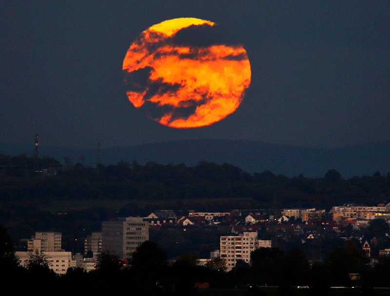 Harvest Μοοn: Γιατί το χθεσινό φεγγάρι θεωρείται το ομορφότερο [εικόνες] | iefimerida.gr 2