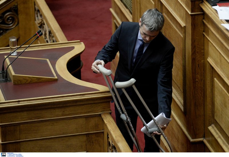 Με πατερίτσες στη Βουλή ο Καραγκούνης της ΝΔ [εικόνες] | iefimerida.gr 2