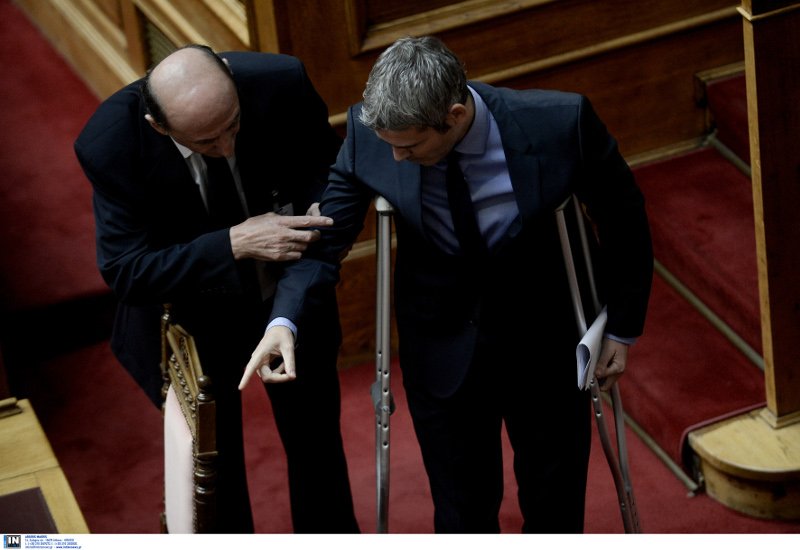 Με πατερίτσες στη Βουλή ο Καραγκούνης της ΝΔ [εικόνες] | iefimerida.gr 7