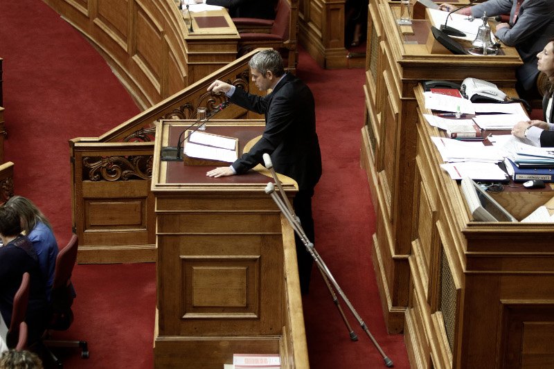 Με πατερίτσες στη Βουλή ο Καραγκούνης της ΝΔ [εικόνες] | iefimerida.gr 3