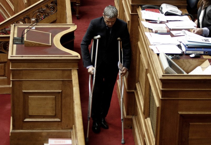 Με πατερίτσες στη Βουλή ο Καραγκούνης της ΝΔ [εικόνες] | iefimerida.gr 4