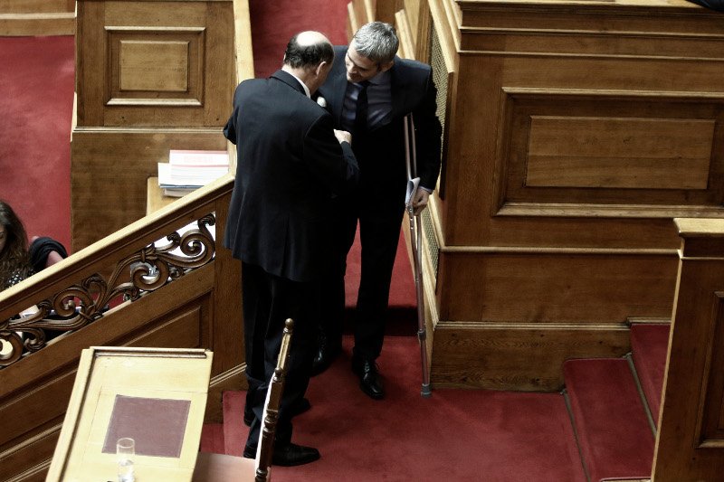 Με πατερίτσες στη Βουλή ο Καραγκούνης της ΝΔ [εικόνες] | iefimerida.gr 5