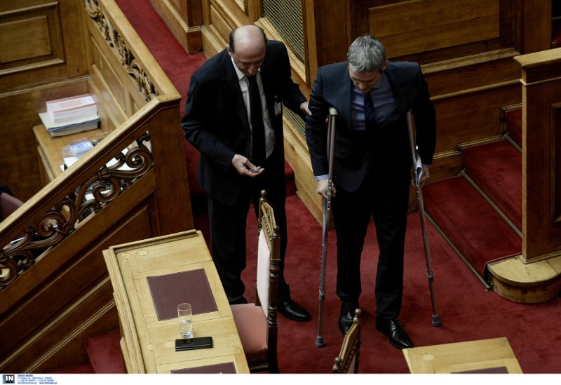 Με πατερίτσες στη Βουλή ο Καραγκούνης της ΝΔ [εικόνες] | iefimerida.gr 6