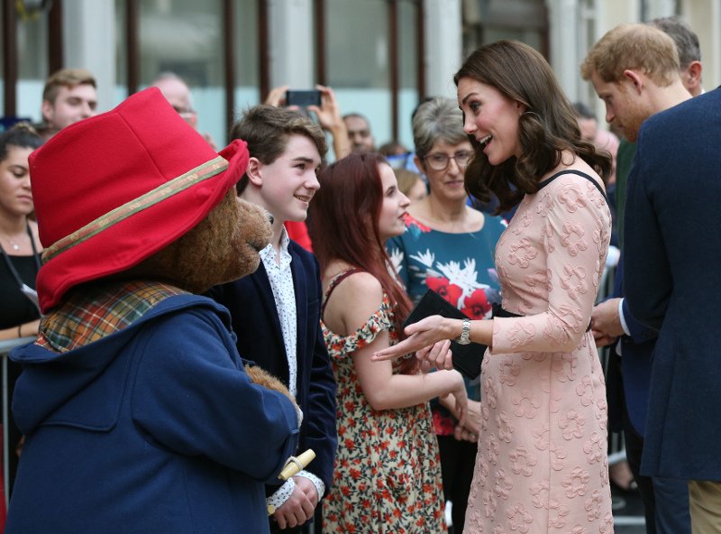 Η Κέιτ Μίντλετον με (μακρύ) καρεδάκι -Εκοψε και άλλο το μαλλί [εικόνες] | iefimerida.gr 0