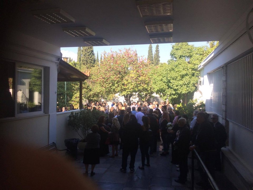 Τραγική φιγούρα η μητέρα της Δώρας στην κηδεία της [εικόνες & βίντεο] | iefimerida.gr 4