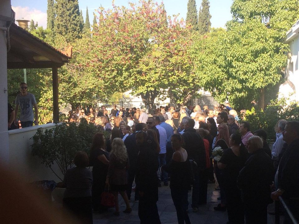 Τραγική φιγούρα η μητέρα της Δώρας στην κηδεία της [εικόνες & βίντεο] | iefimerida.gr 5