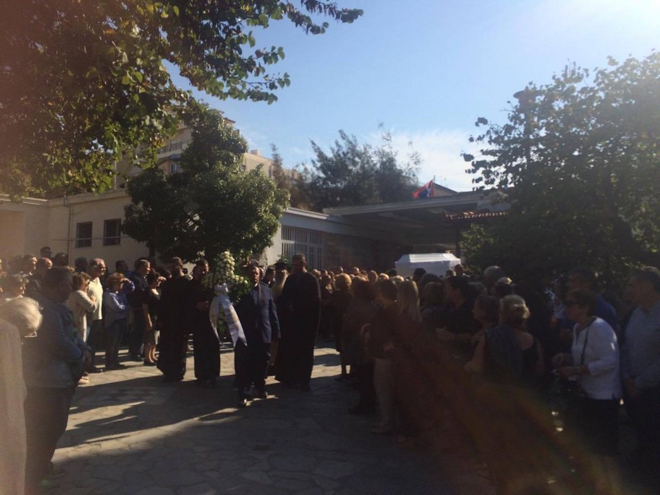 Τραγική φιγούρα η μητέρα της Δώρας στην κηδεία της [εικόνες & βίντεο] | iefimerida.gr 6