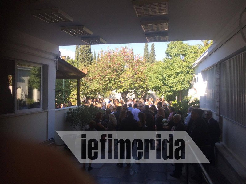 Τραγική φιγούρα η μητέρα της Δώρας στην κηδεία της [εικόνες & βίντεο] | iefimerida.gr 7