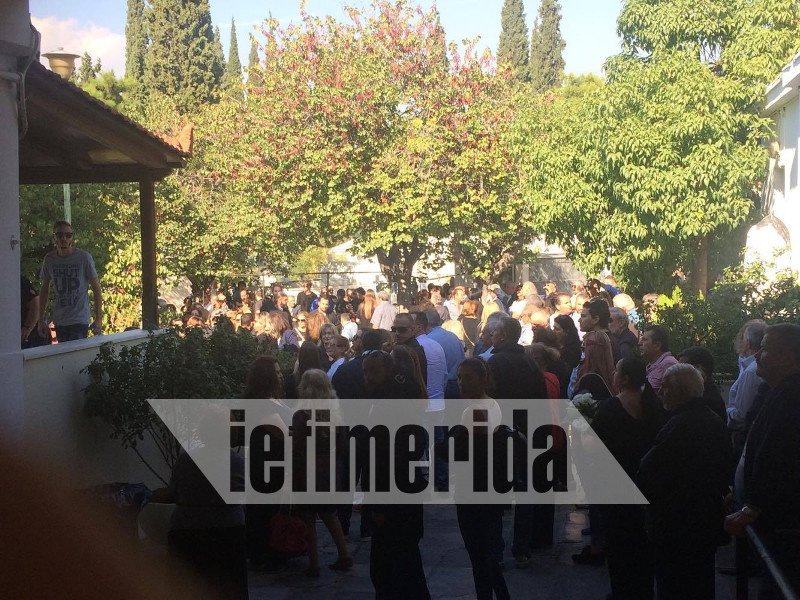 Τραγική φιγούρα η μητέρα της Δώρας στην κηδεία της [εικόνες & βίντεο] | iefimerida.gr 8