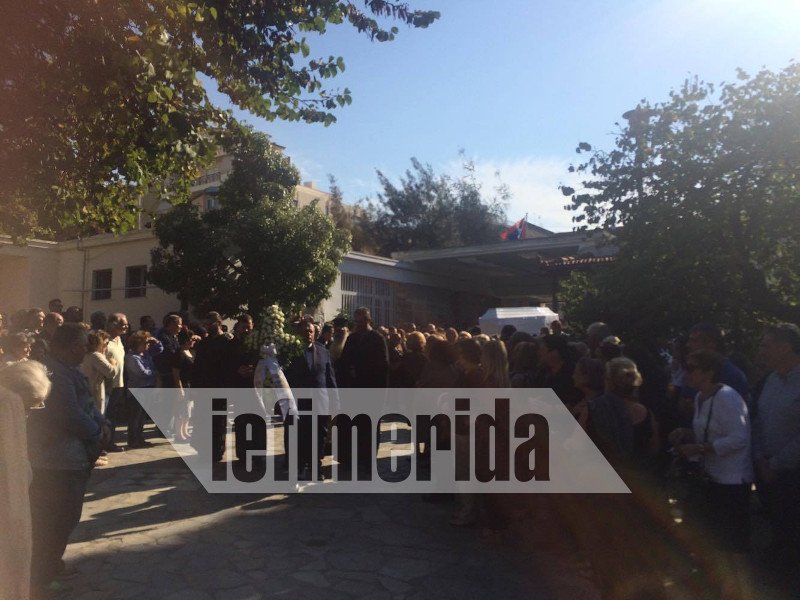 Τραγική φιγούρα η μητέρα της Δώρας στην κηδεία της [εικόνες & βίντεο] | iefimerida.gr 9