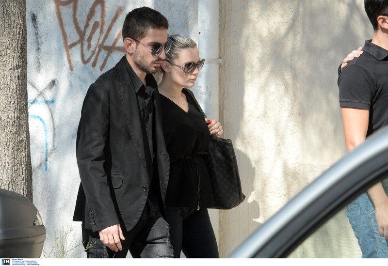 Τραγική φιγούρα η μητέρα της Δώρας στην κηδεία της [εικόνες & βίντεο] | iefimerida.gr 13