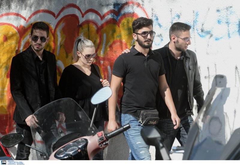 Τραγική φιγούρα η μητέρα της Δώρας στην κηδεία της [εικόνες & βίντεο] | iefimerida.gr 12