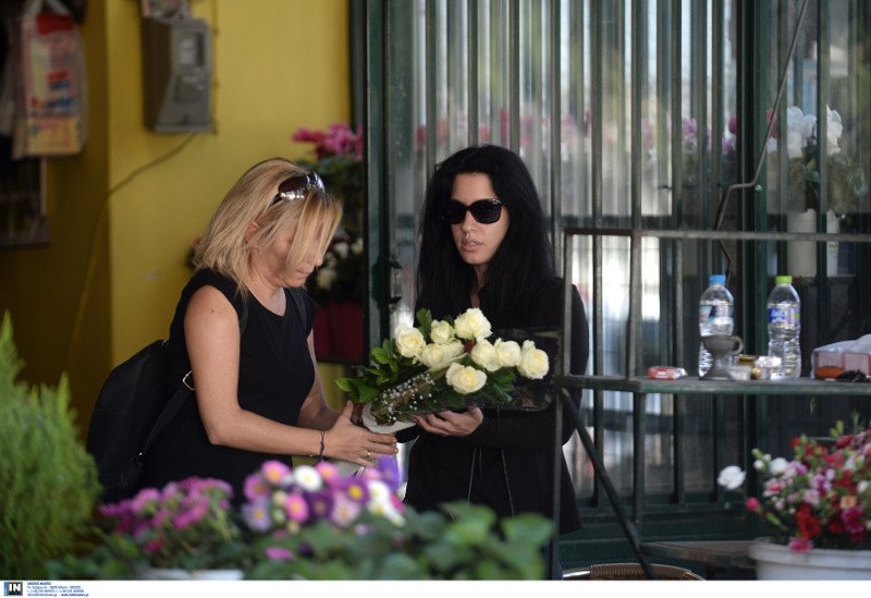 Τραγική φιγούρα η μητέρα της Δώρας στην κηδεία της [εικόνες & βίντεο] | iefimerida.gr 2