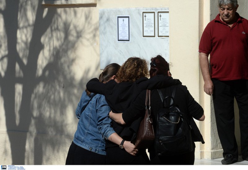 Τραγική φιγούρα η μητέρα της Δώρας στην κηδεία της [εικόνες & βίντεο] | iefimerida.gr 0