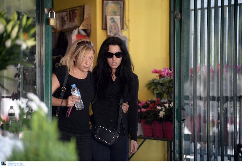 Τραγική φιγούρα η μητέρα της Δώρας στην κηδεία της [εικόνες & βίντεο] | iefimerida.gr 3