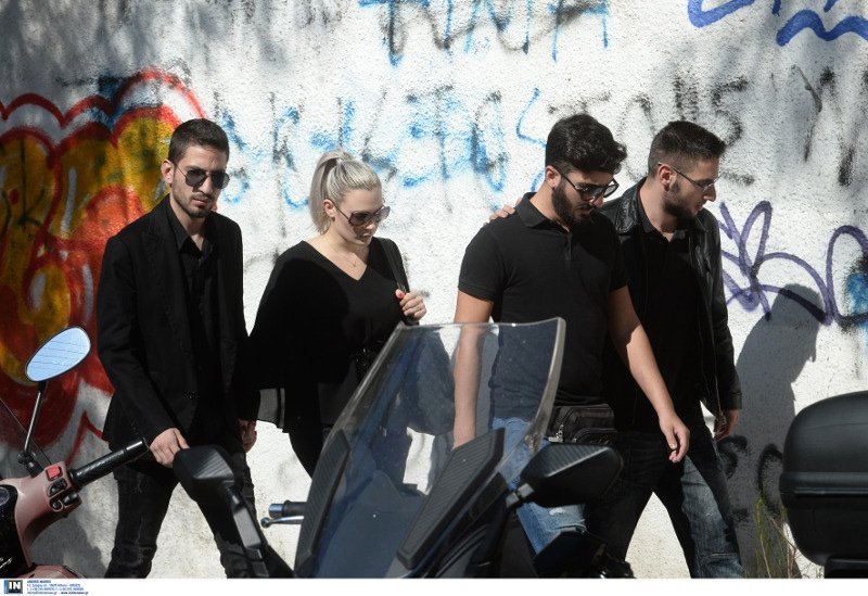 Τραγική φιγούρα η μητέρα της Δώρας στην κηδεία της [εικόνες & βίντεο] | iefimerida.gr 11