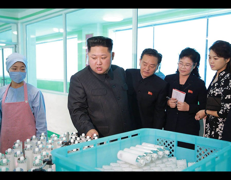 Ο Κιμ άφησε τα πυρηνικά και πήγε σε εργοστάσιο... καλλυντικών -Με την σύζυγό του [εικόνες] | iefimerida.gr 1